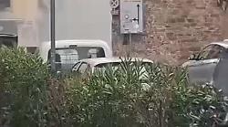 Gioielleria assaltata come in un film: l'uscita dei ladri con i contenitori pieni di oggetti preziosi. Video