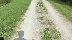 Ciclista passa sul ponte di Cesa percorrendo il sentiero della Bonifica e spiega perché è pericoloso per semaforo e carreggiata