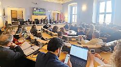 Spoleto, scontro in consiglio sulle scuole: l'opposizione abbandona l'aula