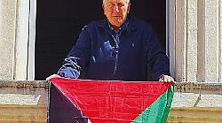Spoleto, il sindaco Sisti espone la bandiera della Palestina dal Comune: "Vicinanza e solidarietà a quanto sta accadendo a Gaza"