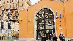 Truffa per partecipare a Uomini e Donne: due persone a giudizio per aver estorto 5 mila euro a un aspirante concorrente
