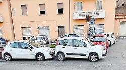 Marciapiedi invasi dalle auto, residenti in protesta: "Via Brunamonti e Borgo XX Giugno ormai inaccessibili"