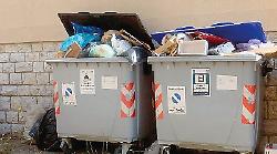 "Cassonetti pieni da giorni". A Ponte d'Oddi i residenti lamentano il mancato ritiro dei rifiuti