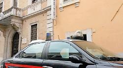 Foligno, commerciante inseguita e rapinata davanti casa: la donna oppone resistenza e finisce al Pronto soccorso