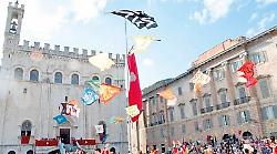 Gubbio, questa sera in Piazza Grande il 51° Torneo dei Quartieri: sfida per il palio e spettacolo in centro storico