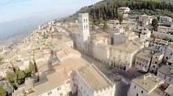 Assisi, ruba in due attività commerciali e poi entra in un'abitazione per usare il bagno 