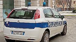 Si rifiuta di dare i documenti al vigile e lo aggredisce: denunciato automobilista 