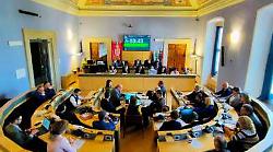 Spoleto,  scontro in Consiglio per la doppia variazione di bilancio: opposizioni all'attacco su prelievi da fondo di riserva, rapporti con Ase e illuminazione pubblica