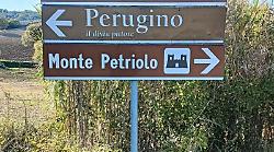 Marsciano, fa realizzare tre cartelli stradali e poi li regala al Comune 