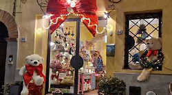 "Natale nel c&rsquo;orso", i commercianti allestiscono le vetrine con dei peluche. L'iniziativa