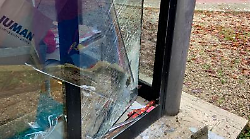 Non si ferma l&rsquo;ondata di furti: vetrata spaccata alla Piattaforma, portati via incasso e tablet