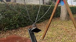 Raid vandalico al parco giochi: danneggiati e imbrattati a colpi di spray scivolo ed altalene dei giardini pubblici di Canale