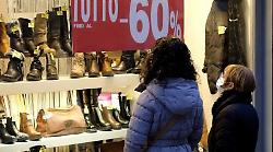 Saldi invernali in Umbria, partenza ufficiale domani: gi&agrave; due milioni di consumatori ai pre-saldi