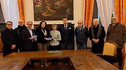 Lions e Rotary donano buoni acquisto per famiglie bisognose: consegnati all'amministrazione comunale 1200 euro 