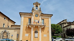 Comune, vietati i regali costosi  e attenzione anche ai social: il codice di comportamento rivolto ai dipendenti 