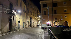 Giovani rapinati e minacciati con un coltello: nuovo allarme in centro