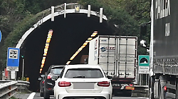 Incidente in superstrada. Auto si ribalta e prende fuoco dopo aver colpito una centralina dell'illuminazione: disagi al traffico