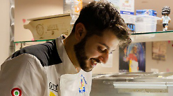 Il Campione del mondo di pizza 2023 ha aperto un suo locale a Torricella