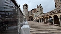 Assisi, attesi oltre 400 mila pellegrini: grande fermento per accogliere i fedeli in arrivo da tutto il mondo per l&rsquo;ostensione delle spoglie di San Francesco