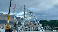Una ruota panoramica arriva a Santa Maria degli Angeli. Il sindaco Stoppini: &ldquo;Ci sono stati dei ritardi a Natale, &egrave; una struttura nuova e necessita di collaudo&rdquo;