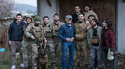 Terence Hill sul set del cortometraggio &ldquo;Danno Collaterale&rdquo;:  la visita dell&rsquo;attore alla troupe