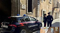 Foligno, fioraie aggredite a forbiciate fuori dal cimitero. Il racconto delle vittime: "Era una furia". Il giovane trovato con un etto di hashish in tasca