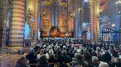 Concerto di Pasqua, emozioni a non finire tra le navate del duomo: il maestro Daniele Rustioni ha diretto l&rsquo;Orchestra del Maggio Musicale Fiorentino