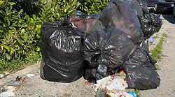 Foligno, via Isonzo come una discarica: Vus risponde, ma le telecamere?