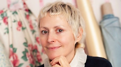 La stilista Vivetta Ponti lancia  la linea Venerd&igrave; Pomeriggio: parte degli accessori realizzati con una cooperativa sociale