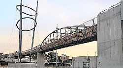 Sedicenne aggredita alla stazione:  si &egrave; difesa dal rapinatore con lo spray al peperoncino ma &egrave; stata gettata a terra