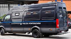 Carcere di Terni, detenuto tenta il suicidio: agenti evitano la tragedia