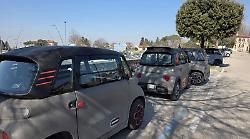 Esercito di Ape e microcar davanti alle scuole: cambia la mobilit&agrave; tra i pi&ugrave; giovani