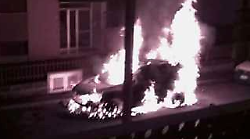 Incendia le macchine dei familiari della ex fidanzata, giovane condannato a 16 mesi