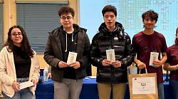I ragazzi del Gandhi sul gradino pi&ugrave; alto del podio della gara a squadre: ecco i campioni di matematica