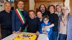 Giuseppa ha spento 100 candeline: vent&rsquo;anni fa un errore burocratico le aveva certificato la morte