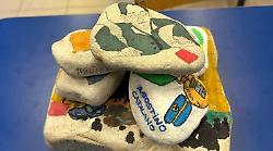 Studenti ricordano le vittime della mafia: un&rsquo;installazione con i volti dipinti su pietra