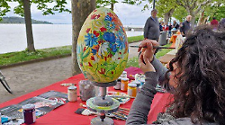 Il lungolago di San Feliciano diventa una galleria d'arte a cielo aperto con Uova d'artista