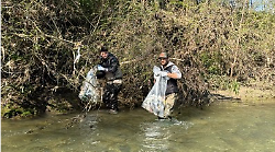 Volontari ripuliscono il Tevere, in pi&ugrave; di 60 hanno raccolto oltre 5 quintali di rifiuti sulle sponde del fiume