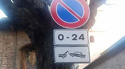 Spunta un nuovo cartello con divieto di sosta e rimozione