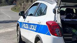 Prende a testate due agenti e un carabiniere: arrestato 55enne