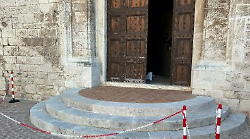 Completati i lavori sugli scalini in pietra di piazza Grande: l'intervento all&rsquo;ex ingresso della Sperelliana