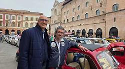 Le Fiat 500 colorano il centro, in piazza della Repubblica la partenza del primo raduno regionale