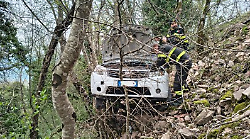 Auto finisce in una scarpata: due persone ferite
