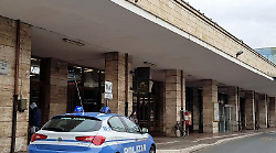 Sorpreso con il bagaglio rubato a una turista:  scatta il divieto di ritorno per 3 anni