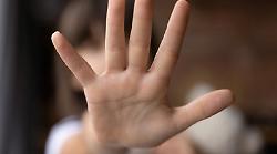 Adescata online a 8 anni e costretta da un uomo a inviare foto intime