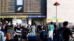 Caos treni,  le testimonianze dei pendolari alle prese con i  disagi che si sono registrati a Roma: &ldquo;Dimenticati per ore alla stazione&rdquo;
