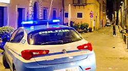 Le strappano la borsa di dosso mentre camminava per strada