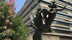 Il relais in Umbria al centro degli intrighi tra l&rsquo;ex 007 e la Sind