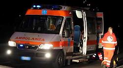 Sale sul muretto dei Tre Archi e cade di sotto: 21enne in codice rosso 