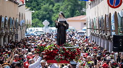 Premio di Santa Rita a tre madri esempio di amore oltre il dolore